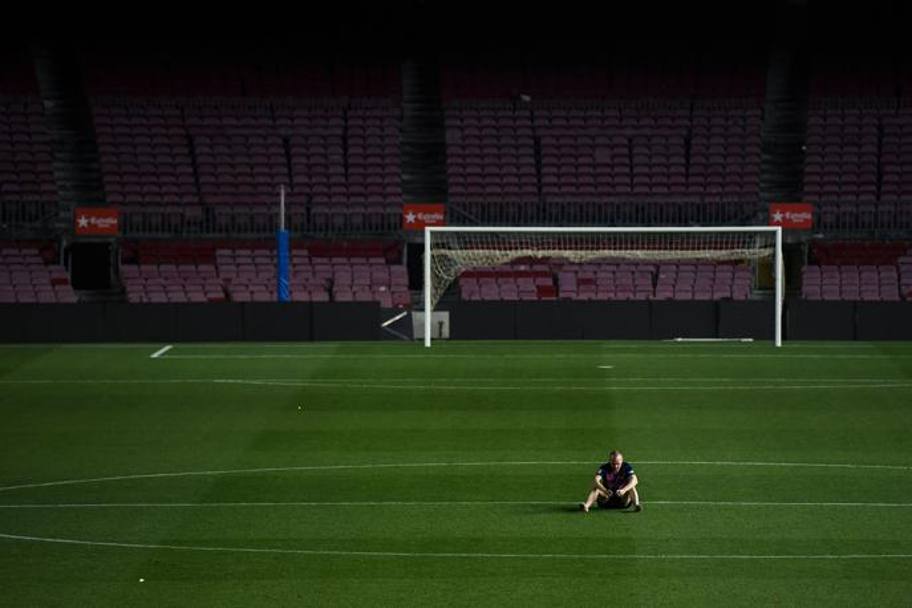 Ma quando si sono spente le luci del Camp Nou, Iniesta  tornato in campo da solo. E a piedi nudi si  seduto al centro del campo. 